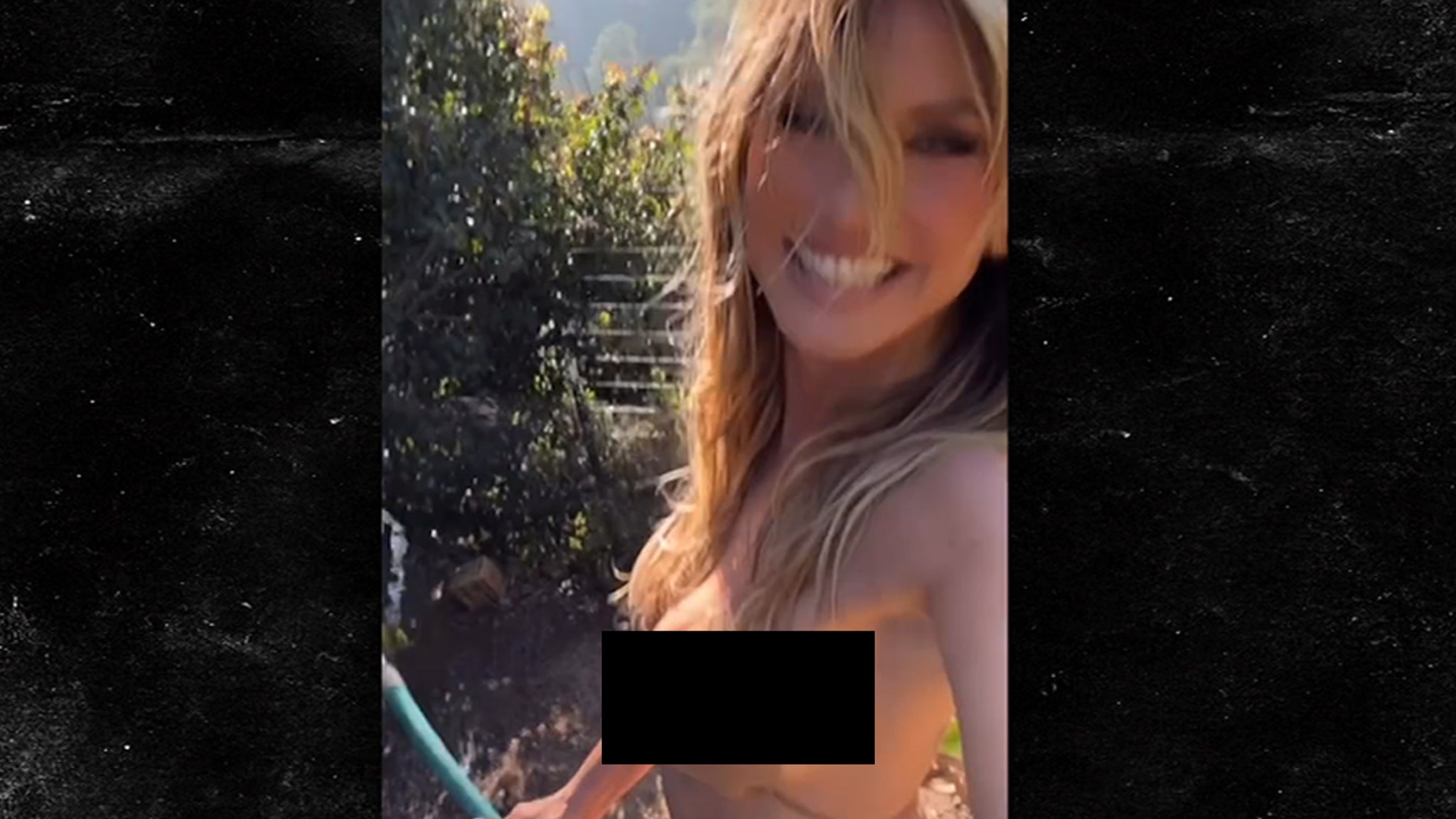 Heidi Klum Shows off Green Thumb, Hot Bod while Gardening in Bikini – ryan