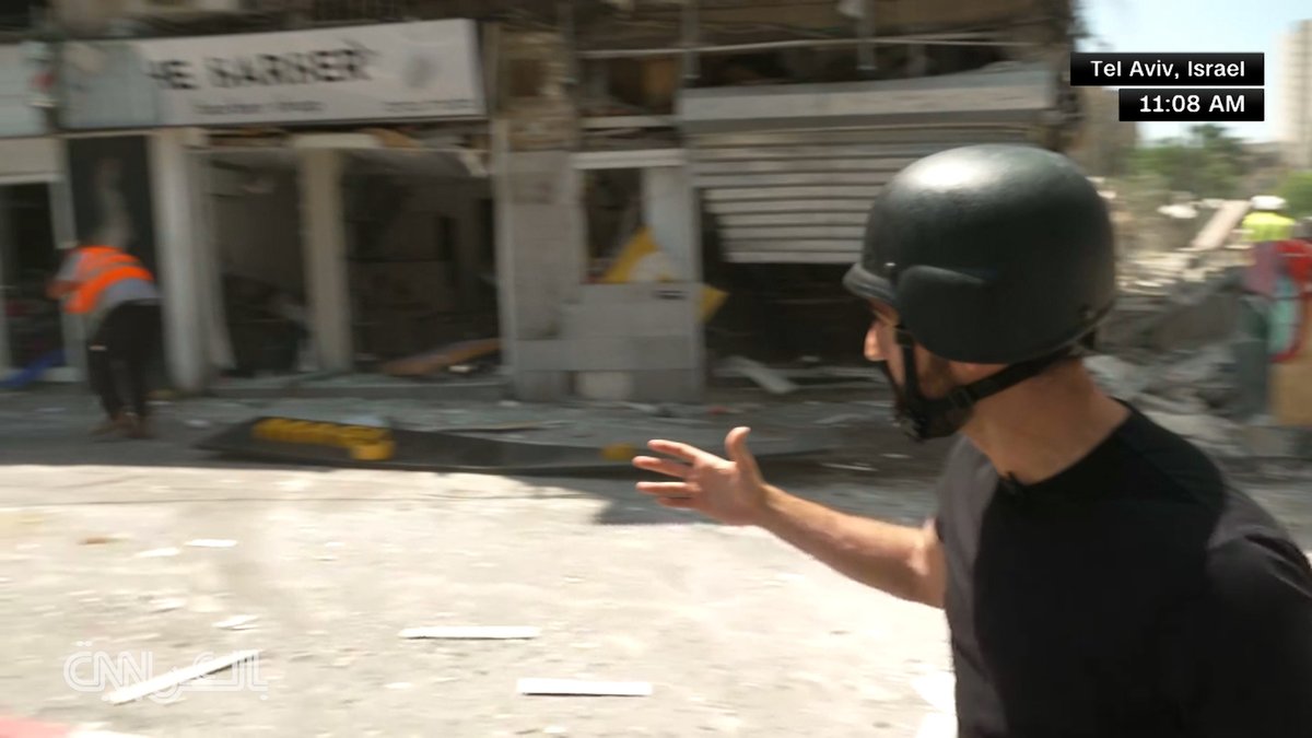 شاهد.. سقوط لافتة معدنية على رجل في تل أبيب أثناء استعراض مراسل CNN لأضرار هجوم إيراني. تابعوا…