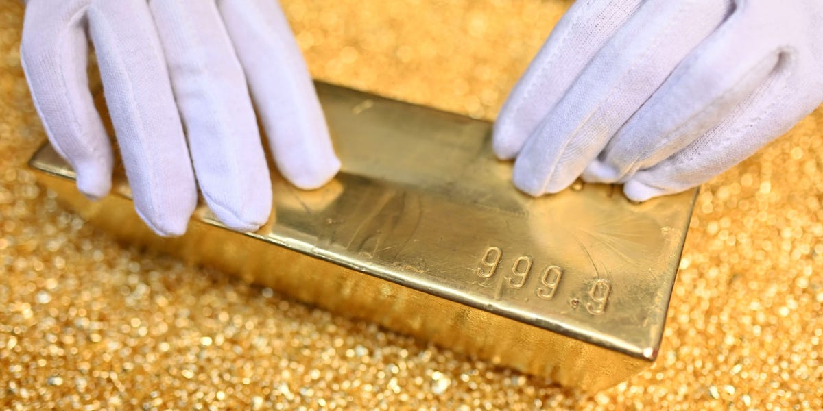 central-banks-simply-can’t-win-enough-gold
