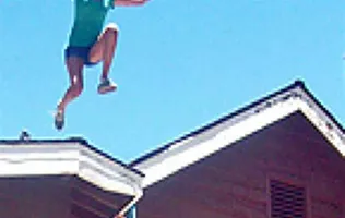 Jaako Rakhe Saiyan couldn’t kill! A student fell from a roof with three floors, just a minor Chont – a student from a roof of a hat -trick in Tigaon people standing below caught her with their vast arms