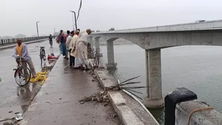 Big accident in Buxar, Bihar, who broke the railing of the Ganges bridge, fell Scorpio into the river, two bodies recovered; The rest of the search continues – a major accident in Bihsar Scorpio broke the railing of the ganga bridge and in the river two b