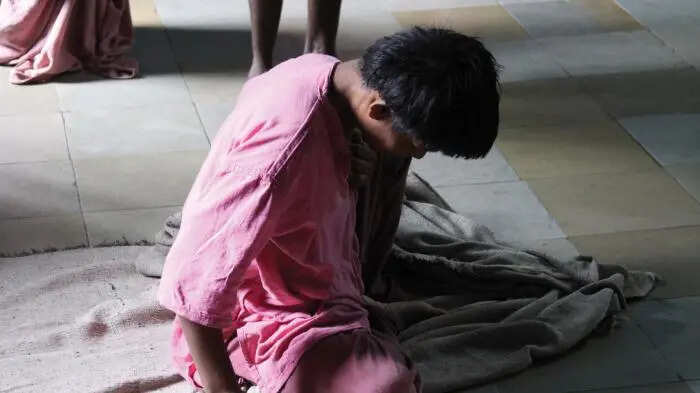 The woman talked to a friend, suddenly man heard in front of everyone, the woman took a creepy step after she came home