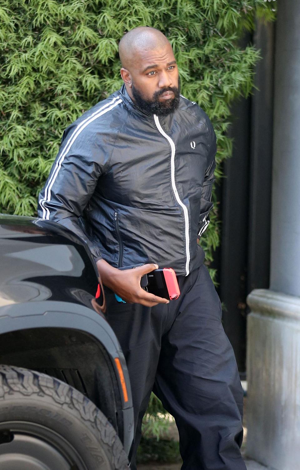 Kanye West LOES HIS LUXURY VEHICLE IN EMEMBARASSING SCHEEN AFTER DIDDY BACKLASH – ryan