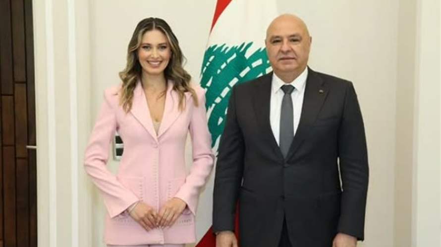 رئيس-الجمهورية-يستقبل-ندى-كوسا-ويهنّئها-على-ما-حقته-للبنان-في-مسابقة-ملكة-جمال-العالم-(صور)