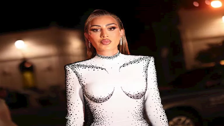 تاج-برأس-كبش-وفستان-أسود.-سر-اختيار-مايا-دياب-لإلالتها-الأخيرة
