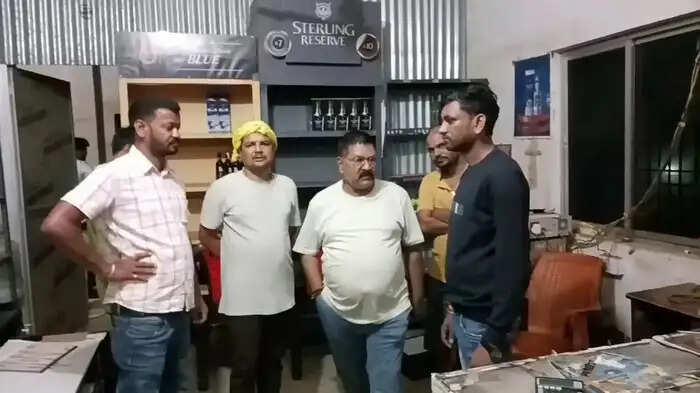 Hide in liquor store in Bokaro, Jharkhand, was robbed 5 Lakh 31 thousand rupees