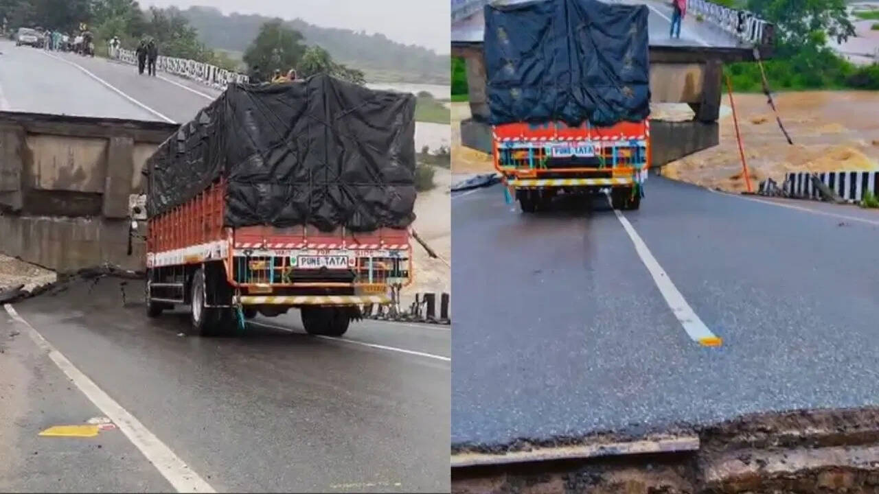 In Jharkhand, the bridge of the river Banai fell due to heavy rain, truck trapped on the bridge also affected