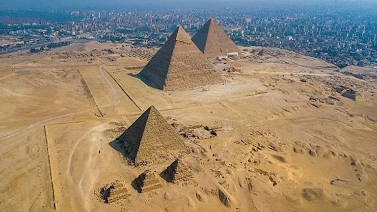 “مدينة-مخفية”-تحت-الأهرامات.-فريق-دولي-يثير-الجدل-و-“السياحة”-(صور