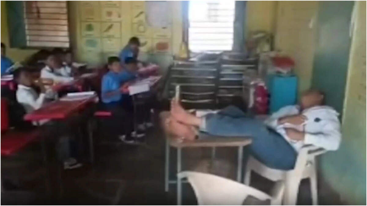 Education or joke? Master Sir was seen sleeping by placing the foot on the desk in the classroom, video -viral