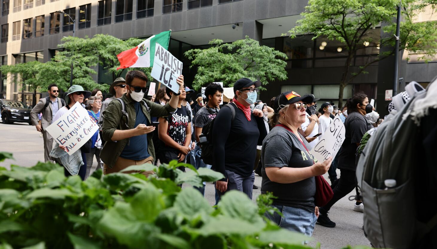 Thusands gather to protest ice raids in chicago, los angeles – ryan