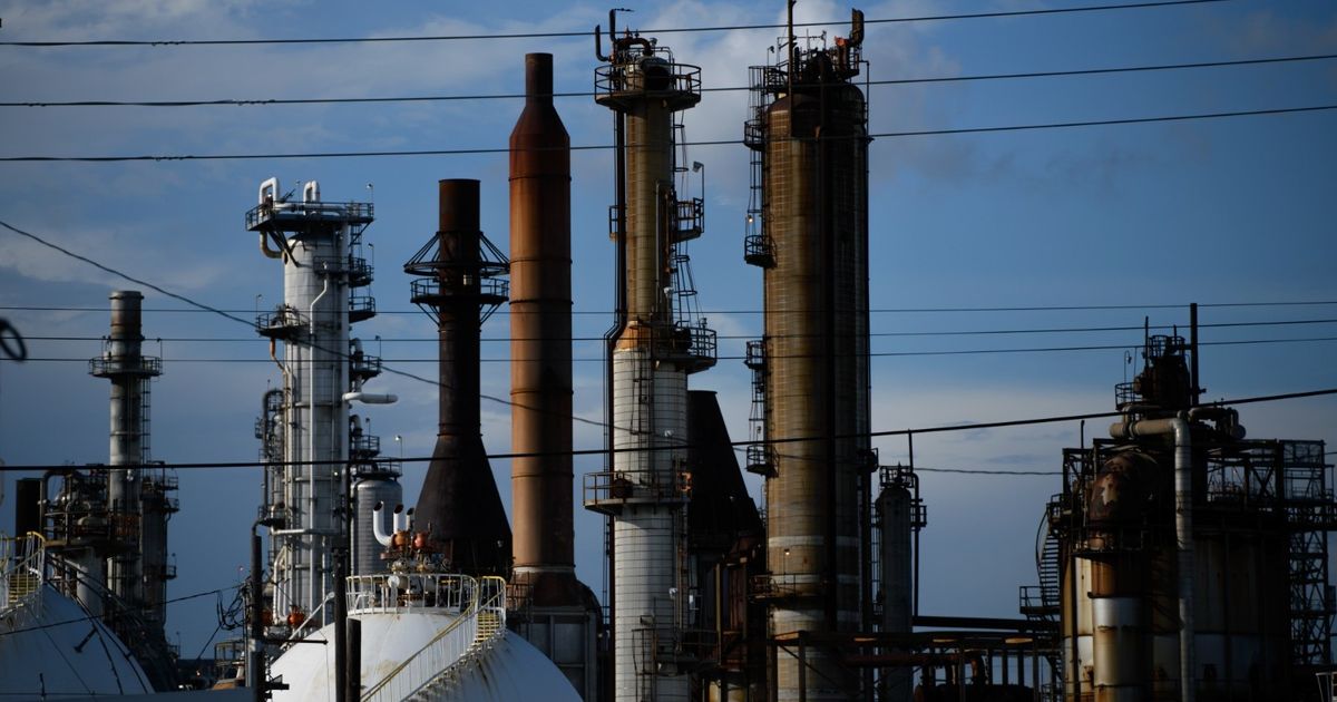 Oil prices are rising amid indicators over the fall in US stocks
