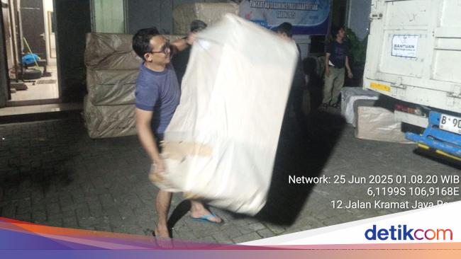 The Ministry of Channels for Social Affairs helps residents affected by tidal flooding in North Jakarta