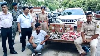 Police -uniform is wearing smuggling for liquor, false police arrested with bottles held in the car in Patna – false sub -inspector arrested in Patna for the smuggling drink with uniform
