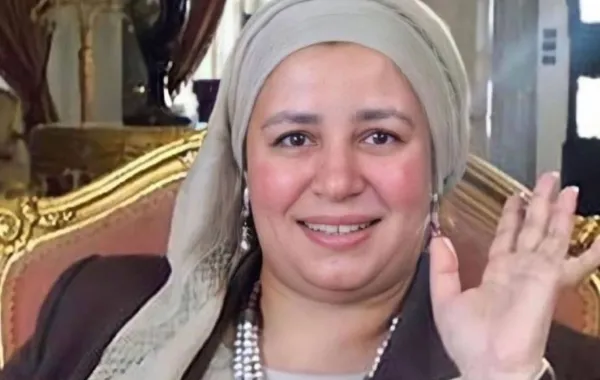 صورة جديدة للفنانة عبلة كامل مع فتاة تثير مخاوف الجمهور.. هل هناك إصابة خطيرة في يدها؟