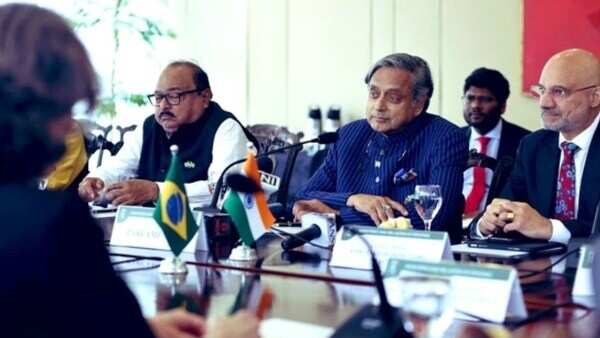 Not English, Shashi Tharoor holds Russia in French to the inclusion of Pakistan in India
