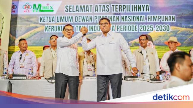 Fadli Zon serves HKTI’s leadership stick at the Deputy Minister of Sudaryono