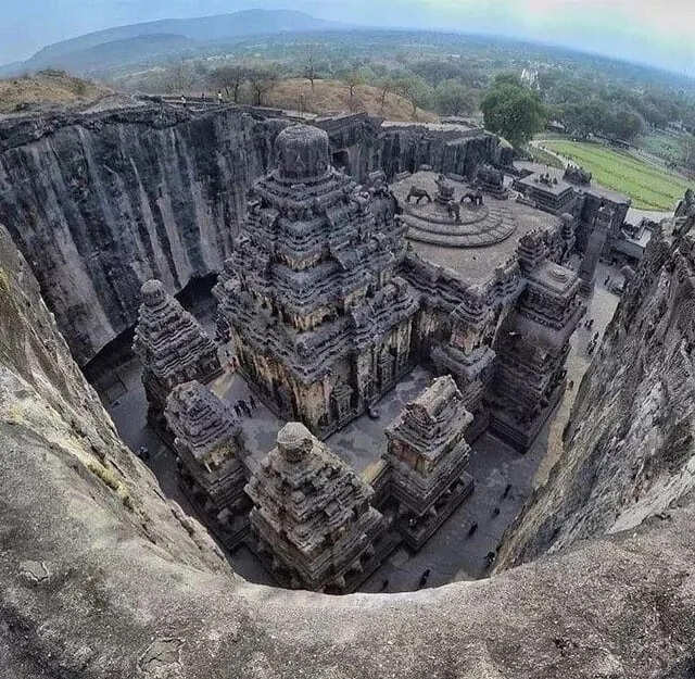 Such a world in the world, built on 1100 feet of high rock, goes away and sweats only after seeing it