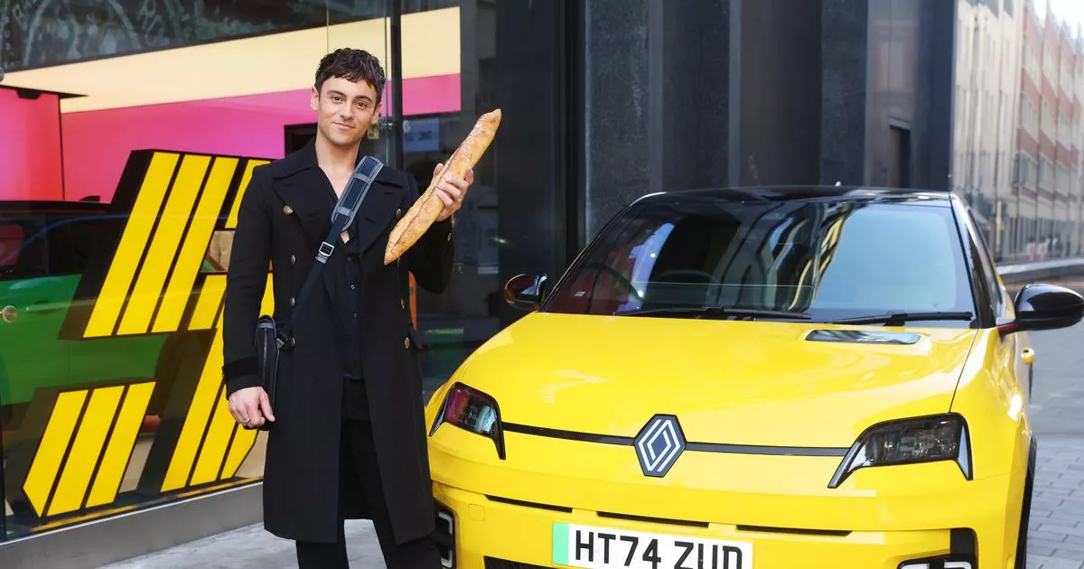 tom-daley-noticed-making-usse-of-his-car’s-new-holder-–-the-first-of-its-kind