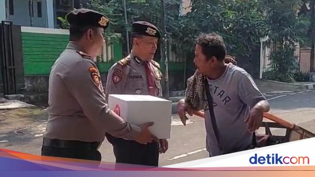 Pansda Metro shared groceries to scavengers tunawism that welcomes the Bhayangkara anniversary