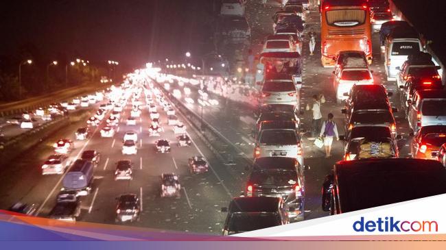 Midnight, traffic in the jacket -toll road in cikarang and carawang