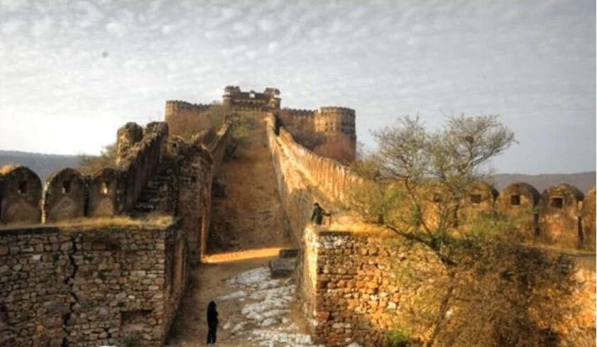 Kankwadi Fort Hidden in Sariska’s desert has become a stronghold of fear! In investigating paranormal experts, open dreaded secrets, watch weaker hearts not at this video
