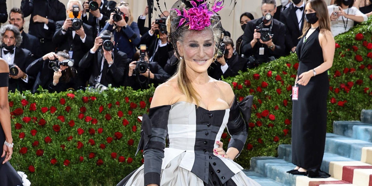 sarah-jessica-parker-says-her-daughters-work-summer-season-jobs,-aquire-archaic-garments
