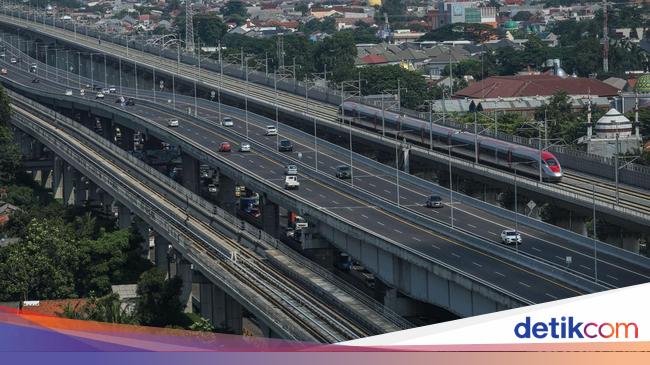 There is a disturbance car on the MBZ Layang km 16 in the Cikampek, solid traffic
