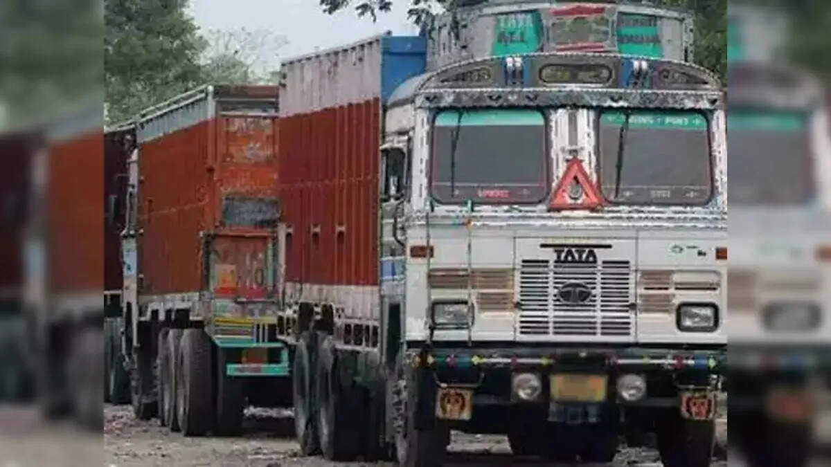 Due to road construction in the Kahalgaon market, the route of heavy vehicles has been changed, a new route is set up