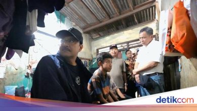 Social Minister visits the home of parents of candidates for people’s school students in Cipayung