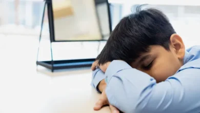 لاحظت برودة يديه وشحوب وجهه… فحصت دمه فكانت الصدمة: نقص حاد في الحديد! تعرفي على الأعراض…