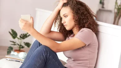 هل ينعزل ابنك المراهق في غرفته لساعات؟. لا داعي للذعر! اكتشفي حلولًا تربوية عاجلة تساعدك على…