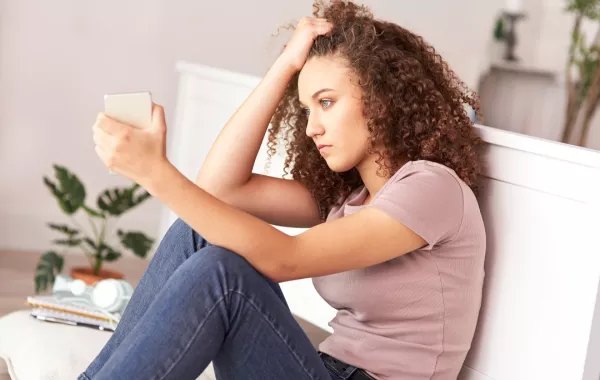 هل ينعزل ابنك المراهق في غرفته لساعات؟. لا داعي للذعر! اكتشفي حلولًا تربوية عاجلة تساعدك على…