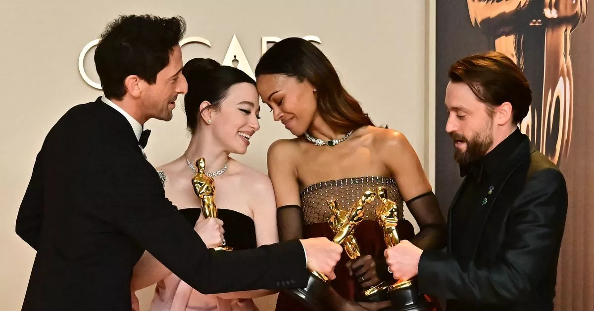 oscars-2025-political-moments-–-adrien-brody’s-anti-war-speech-to-man-pearce-‘free-palestine’-pin