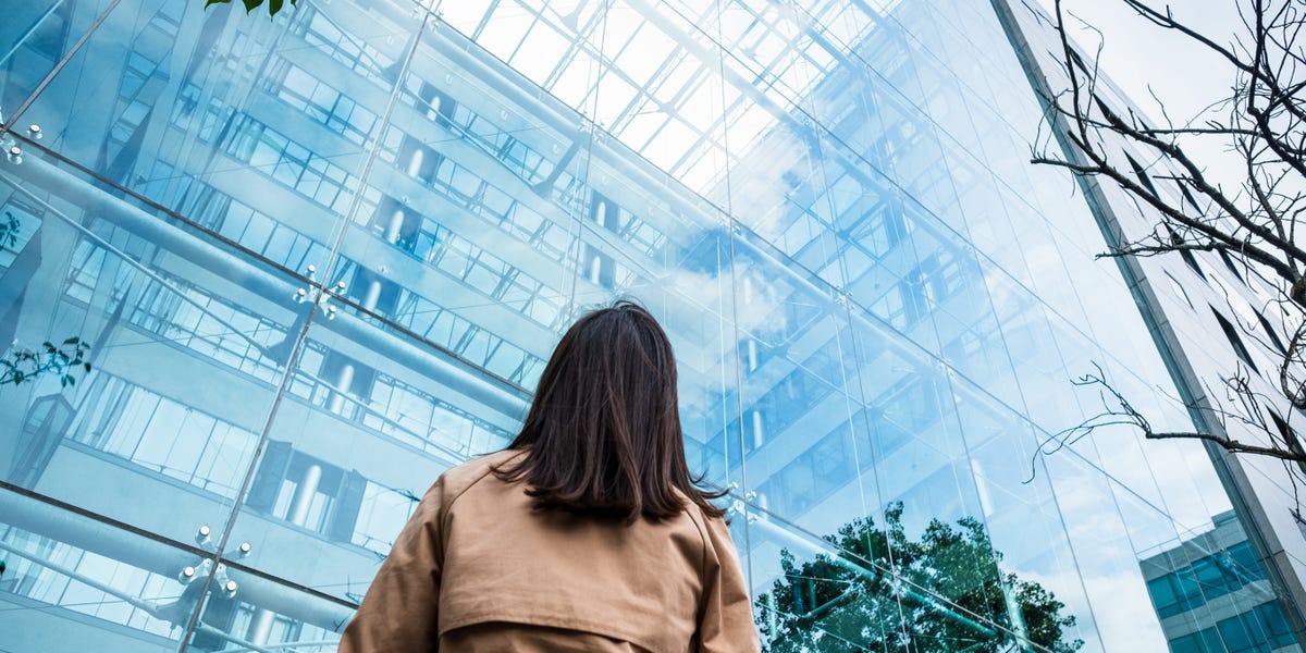 younger-workers-are-struggling-to-catch-work:-linkedin-exec-shares-advice