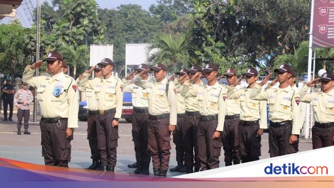 The commemoration of the Bhayangkara anniversary, held the Priok Regional Police PBB-Senam Stick Competition