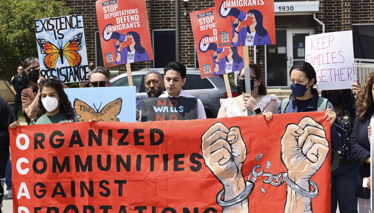 as-trump-threatens-more-deportations,-chicago-advocates-put-collectively