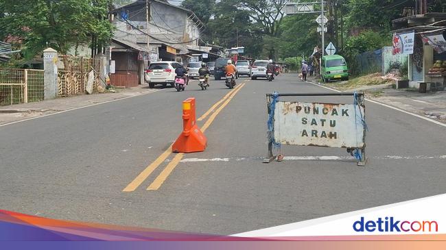Bogor Puncak Bogor Tourist Flow, Police fits one direction in Jakarta
