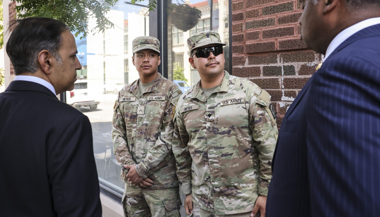 Hermanos Que Están en la Guardia National Acompañan a su madre a quota de ice en chicago – ryan