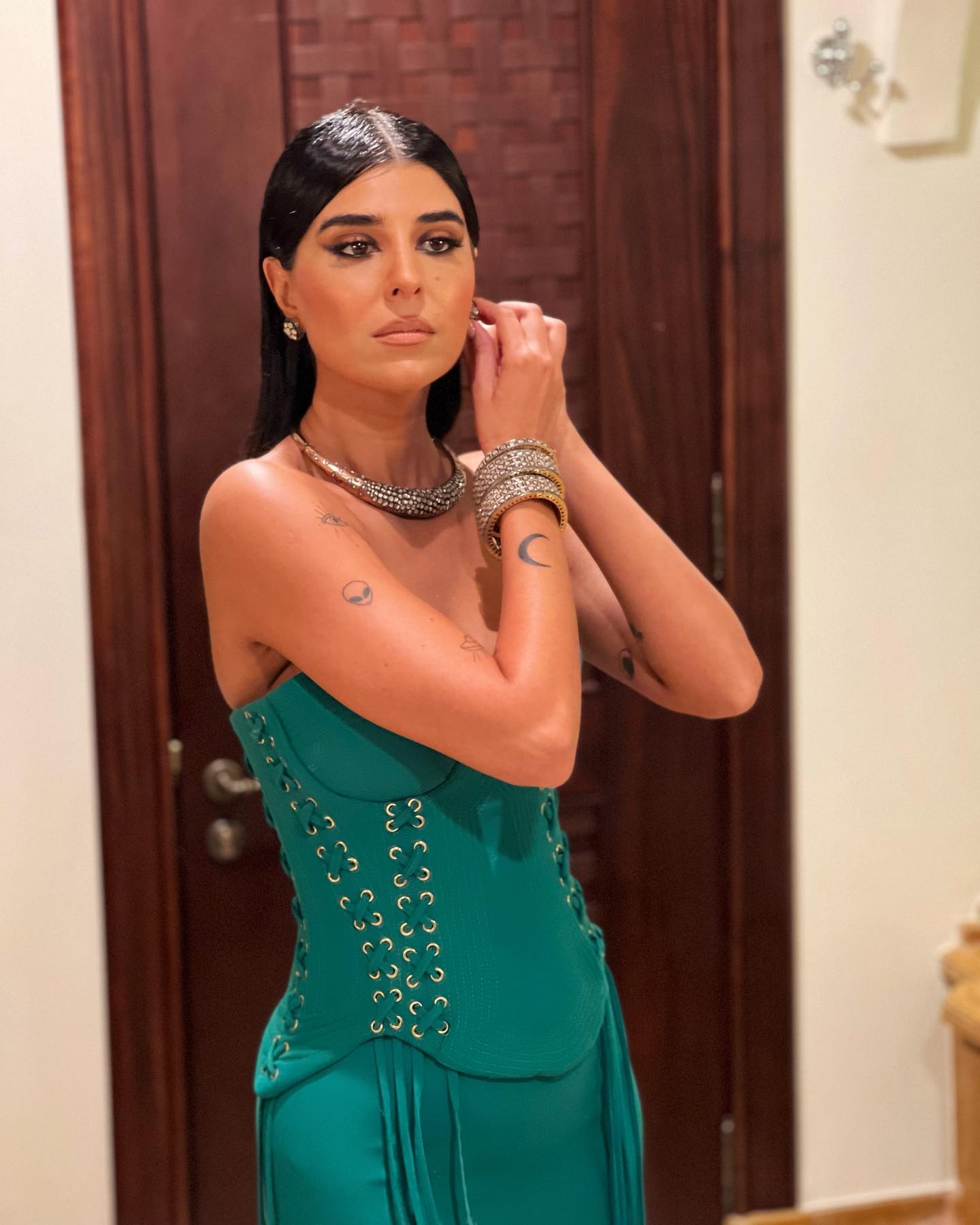 بعد تصدر زينة مكي الترند شاهدي معنا طريقتها في اختيار إطلالات مجوهرات آسرة تجمع بين البساطة…