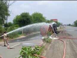 Acid tanker reversal on the highway Jaipur Delhi watching video