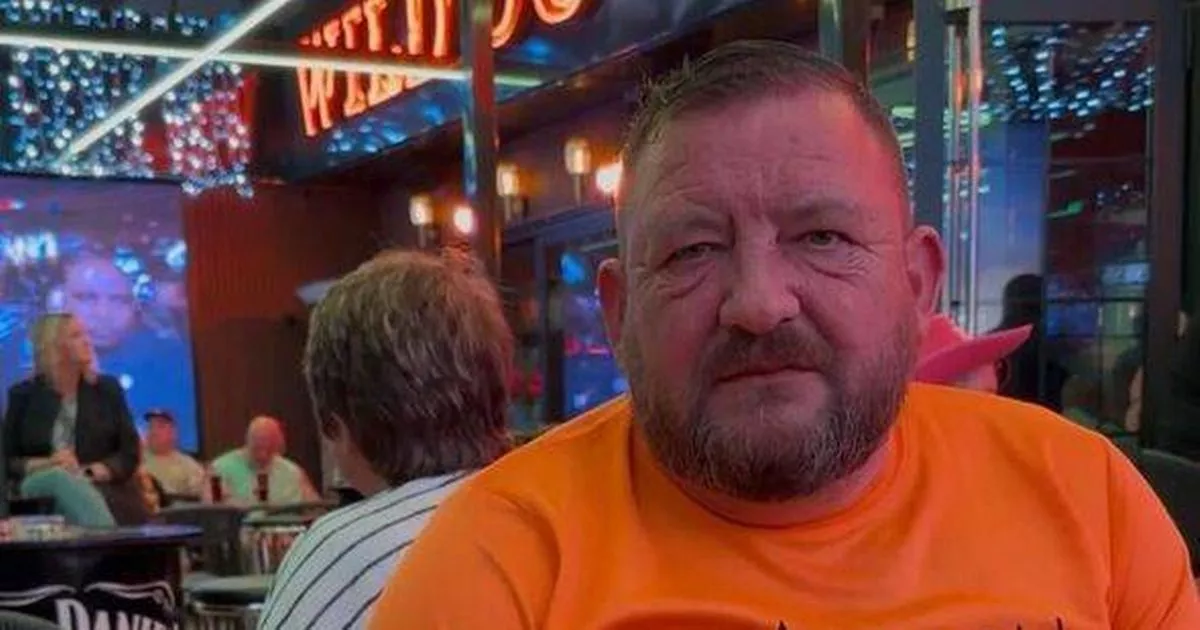 man-orers-pint-in-benidor-and-is-insecure-when-he-hears-the-cost