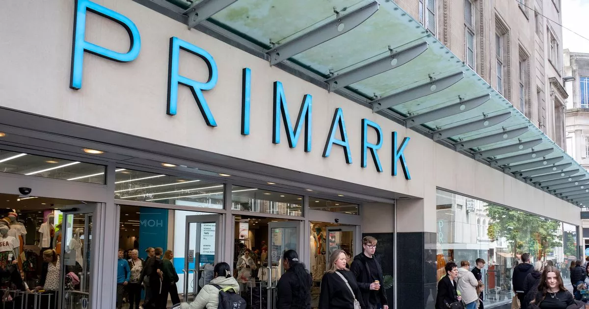 primark’s-‘graceful’-10-sandals-stumble-on-‘upright-love’-119-massimo-dutti-version
