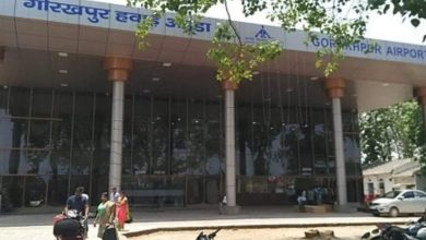 Woman is rioting at the Gorakhpur Airport airport, which was wrong with security personnel when the flight was late, computer broke