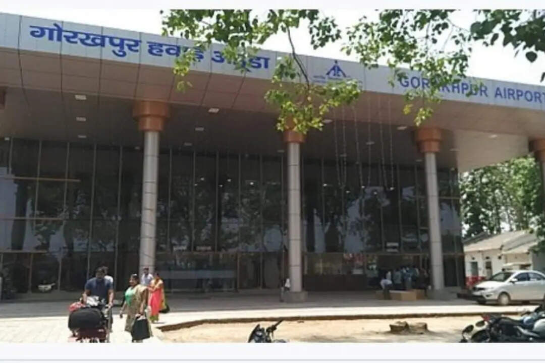 Woman is rioting at the Gorakhpur Airport airport, which was wrong with security personnel when the flight was late, computer broke