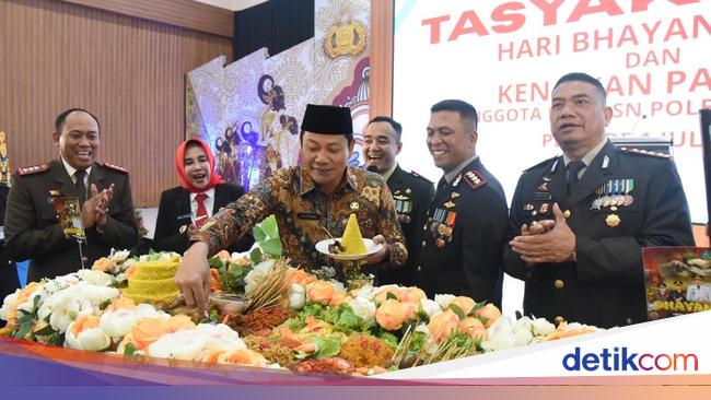 Sidoarjo Regency government, commemorating the 79th Bhayangkara day, praises the performance of the police