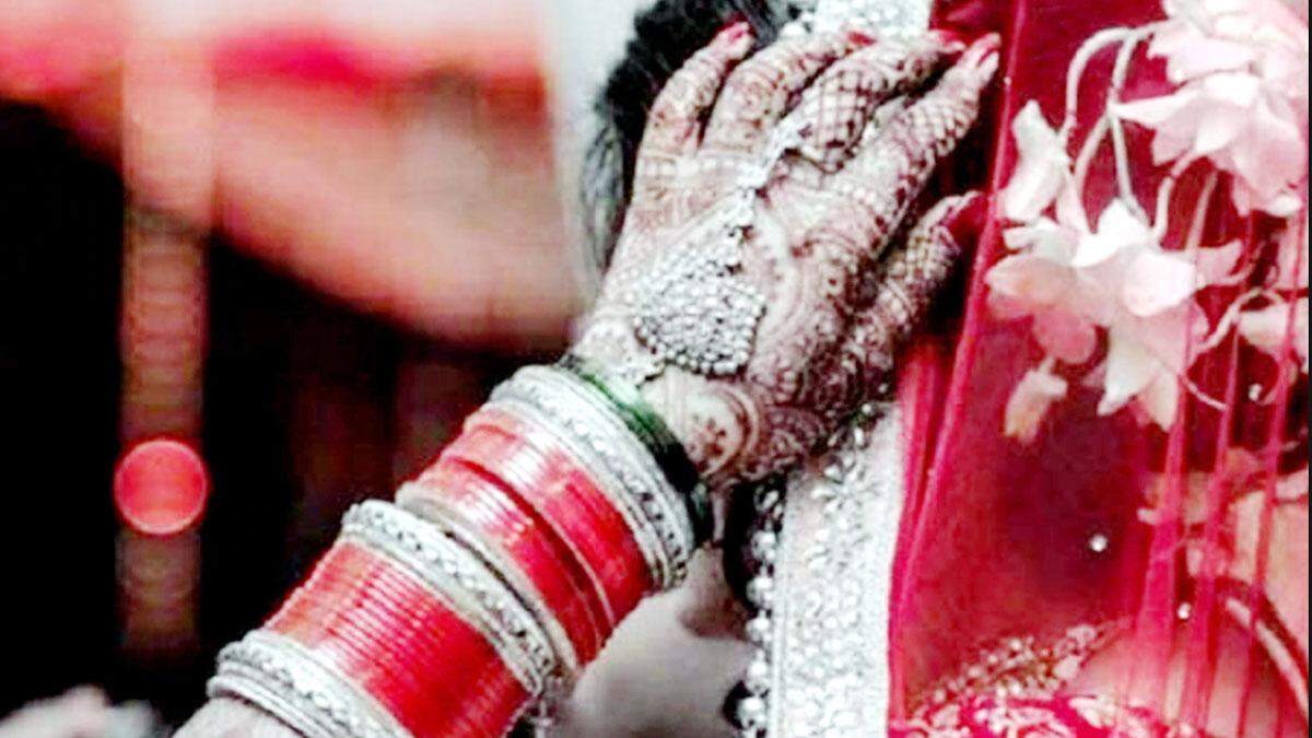 The bride was about to wear Jayamal, only then came the voice- it couldn’t be married; Then the groom’s distinction is opened