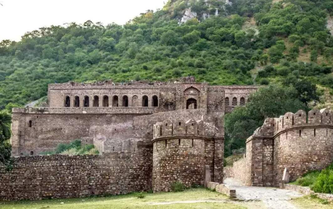 A small expiry and 2300 feet below! This fort of India is very dangerous, the silence becomes in the evening