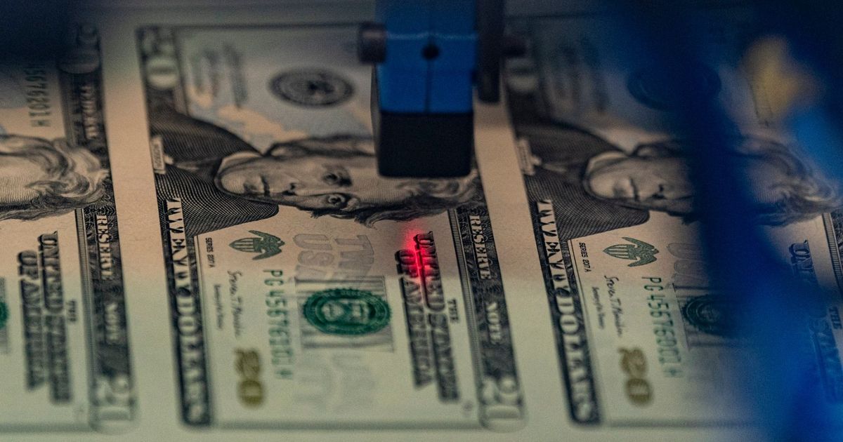 The dollar draws the highest level in 5 weeks before expected US data