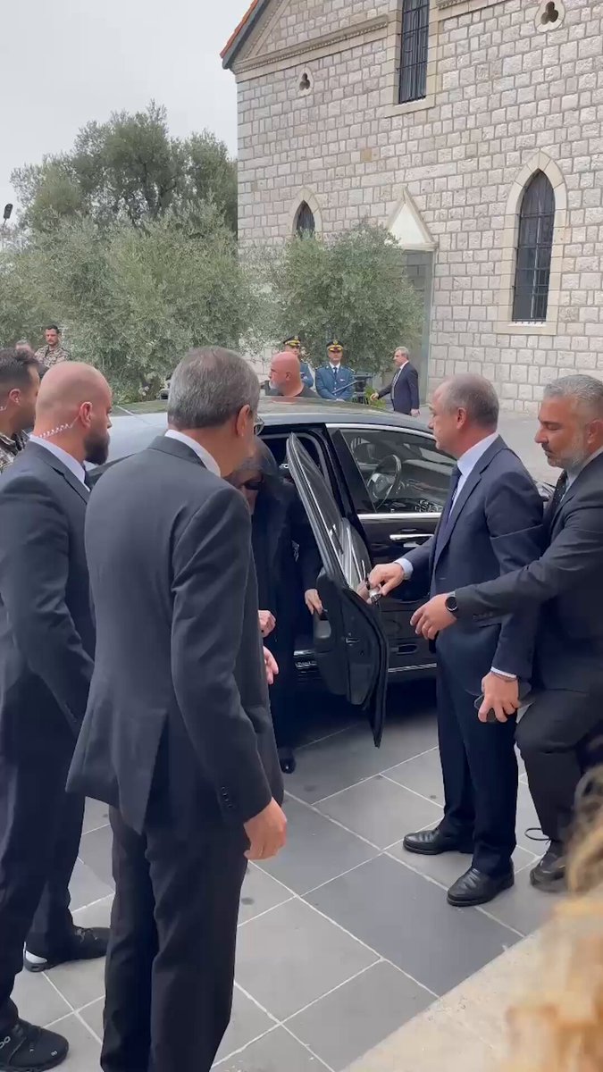 ظهرت السيدة فيروز مجددًا في اليوم الثاني لتقبّل التعازي بوفاة ابنها زياد، وسط حضور عائلي وفني،…