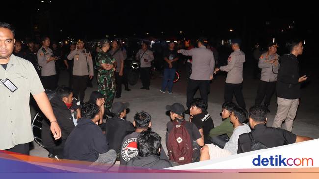 22 Supporters were involved in chaos to be secured by police after the final of the AFF U-23 at GBK